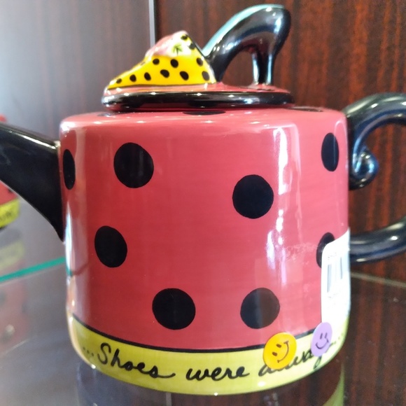 New in Box Shoe Mind Teapot - Picture 7 of 9